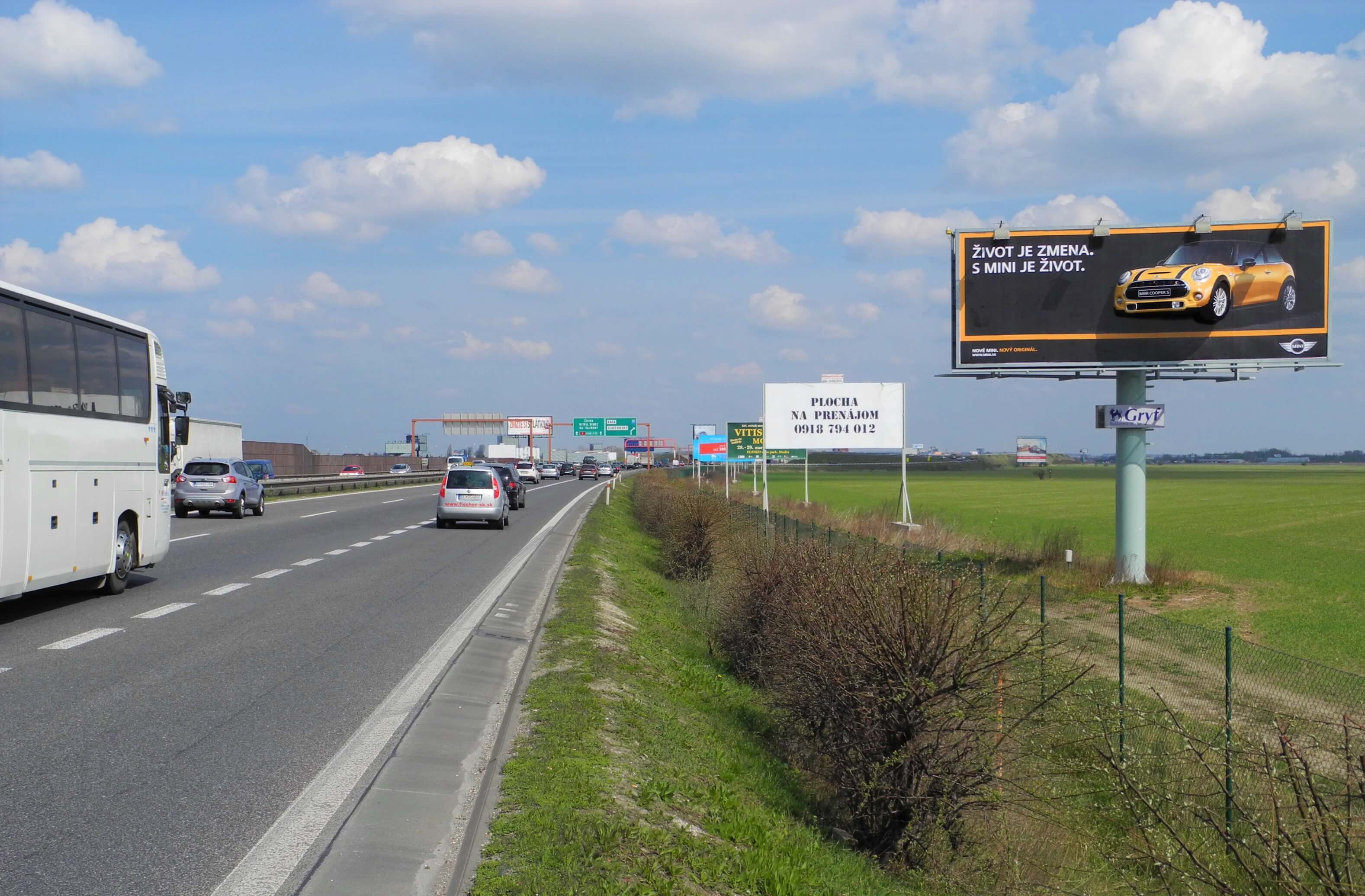 Reklamný billboard na dialnici smerom na Trnavu.