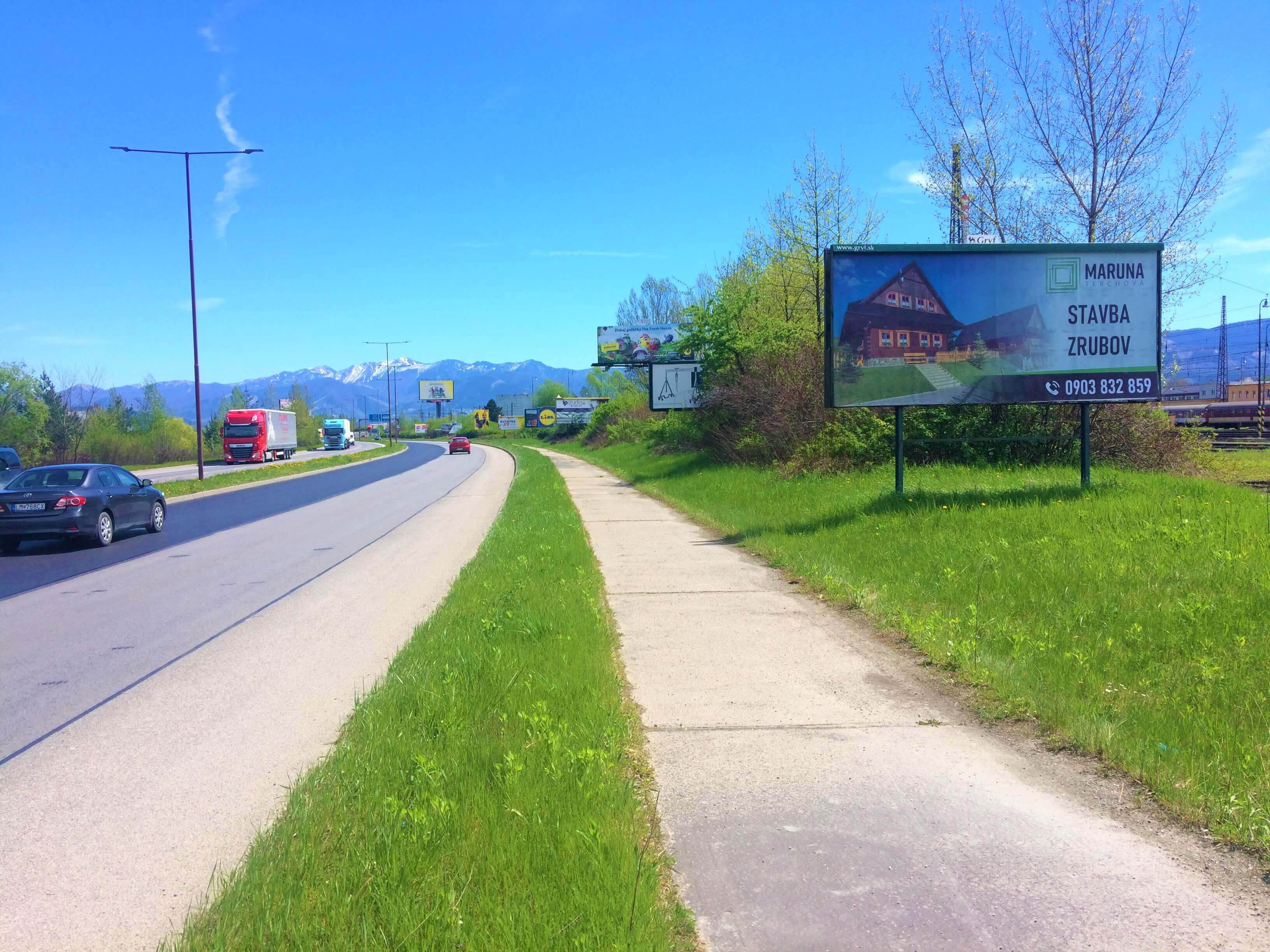 Reklamný billboard pri výjazde z mesta pri frekventovanej ceste.