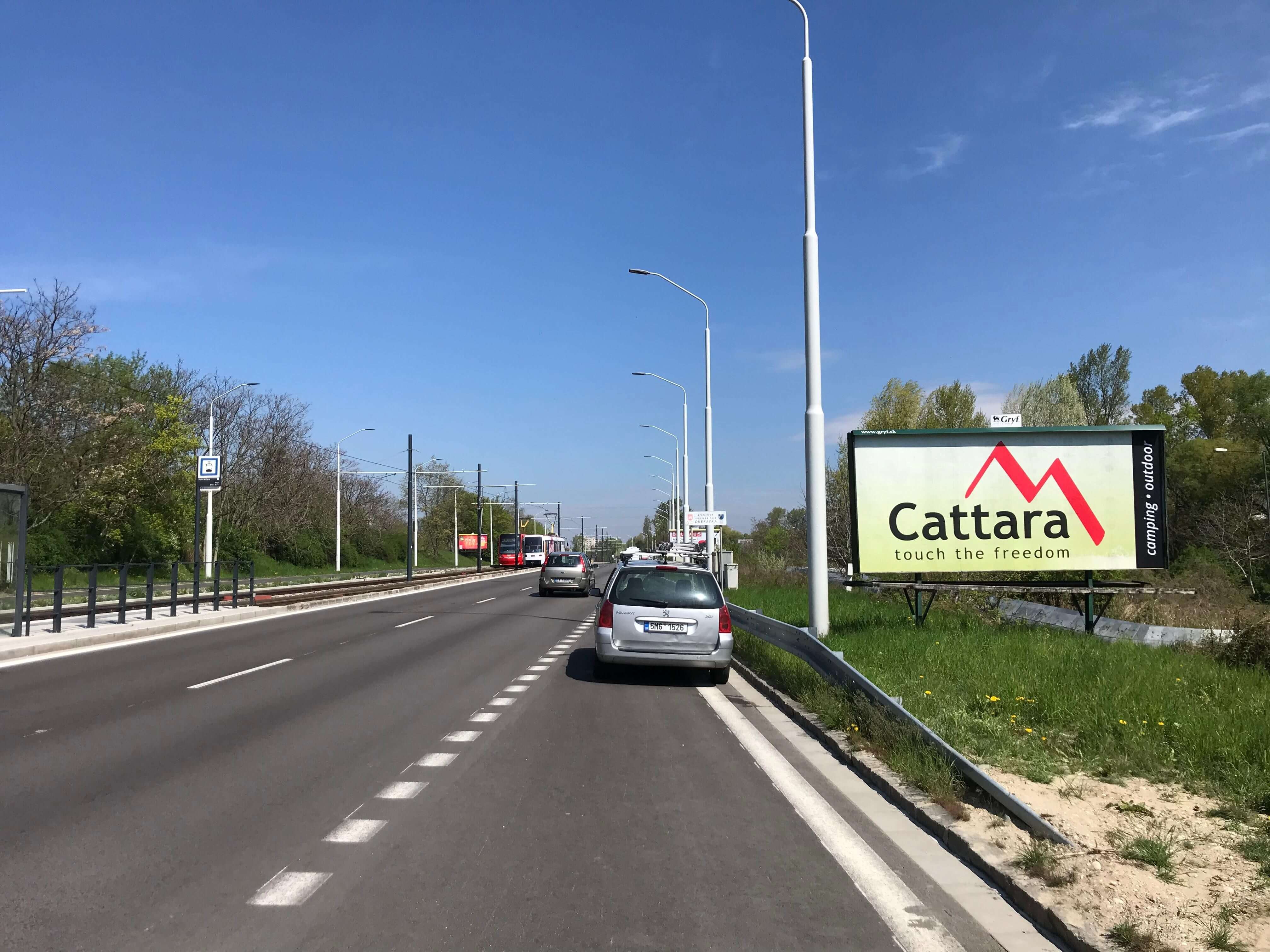 Reklamný billboard v centre mesta vedla električkovej trate.