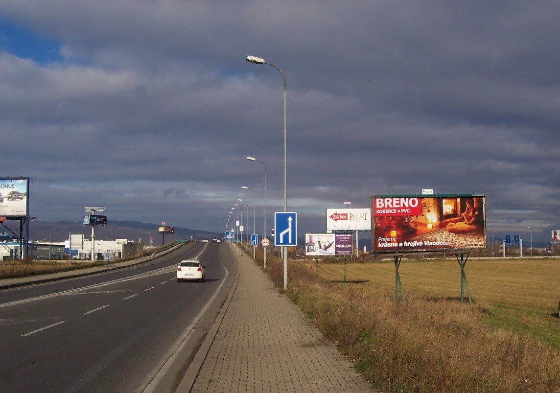 Reklamný Billboard billboard pri frekventovanej ceste.