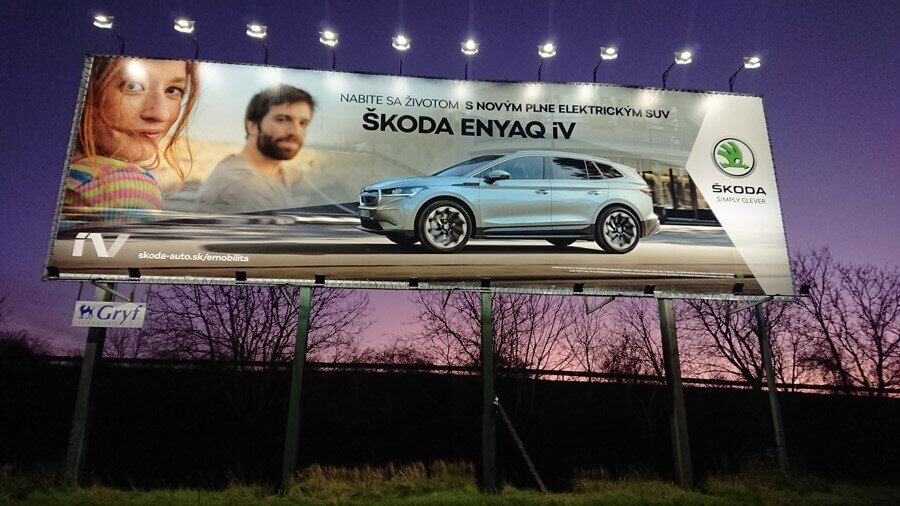 V noci osvetlený reklamný megaboard.