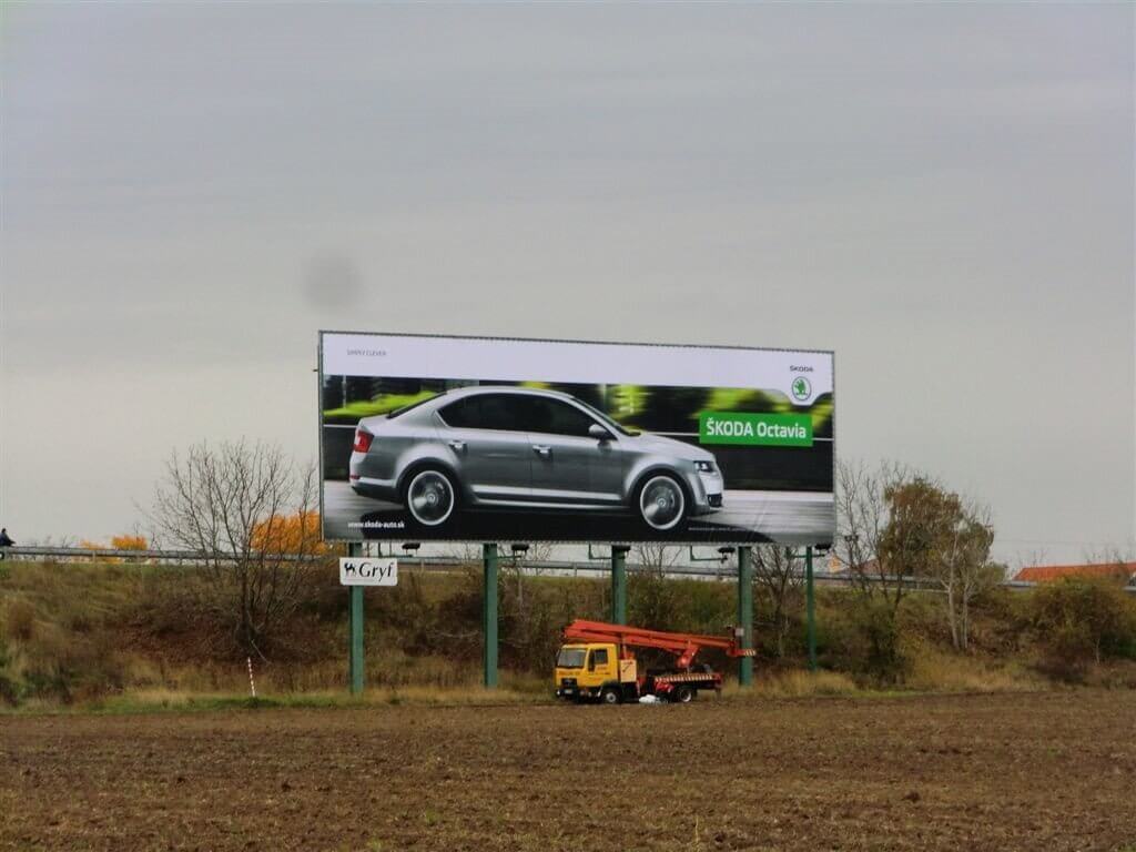 Reklamný megaboard na okraji mesta pri frekventovanej ceste.