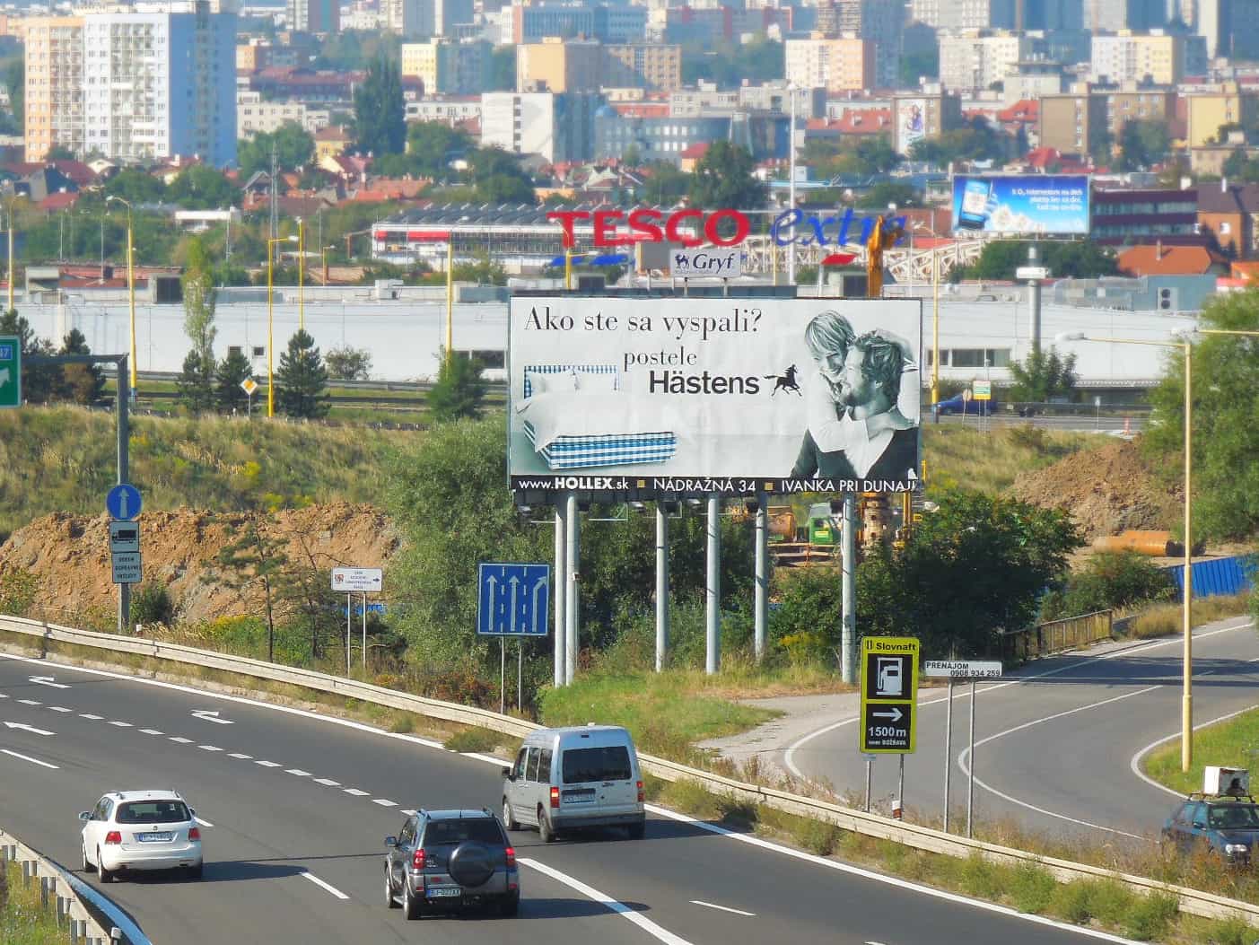 Reklamný megaboard na dialnici pri obchodnom centre.