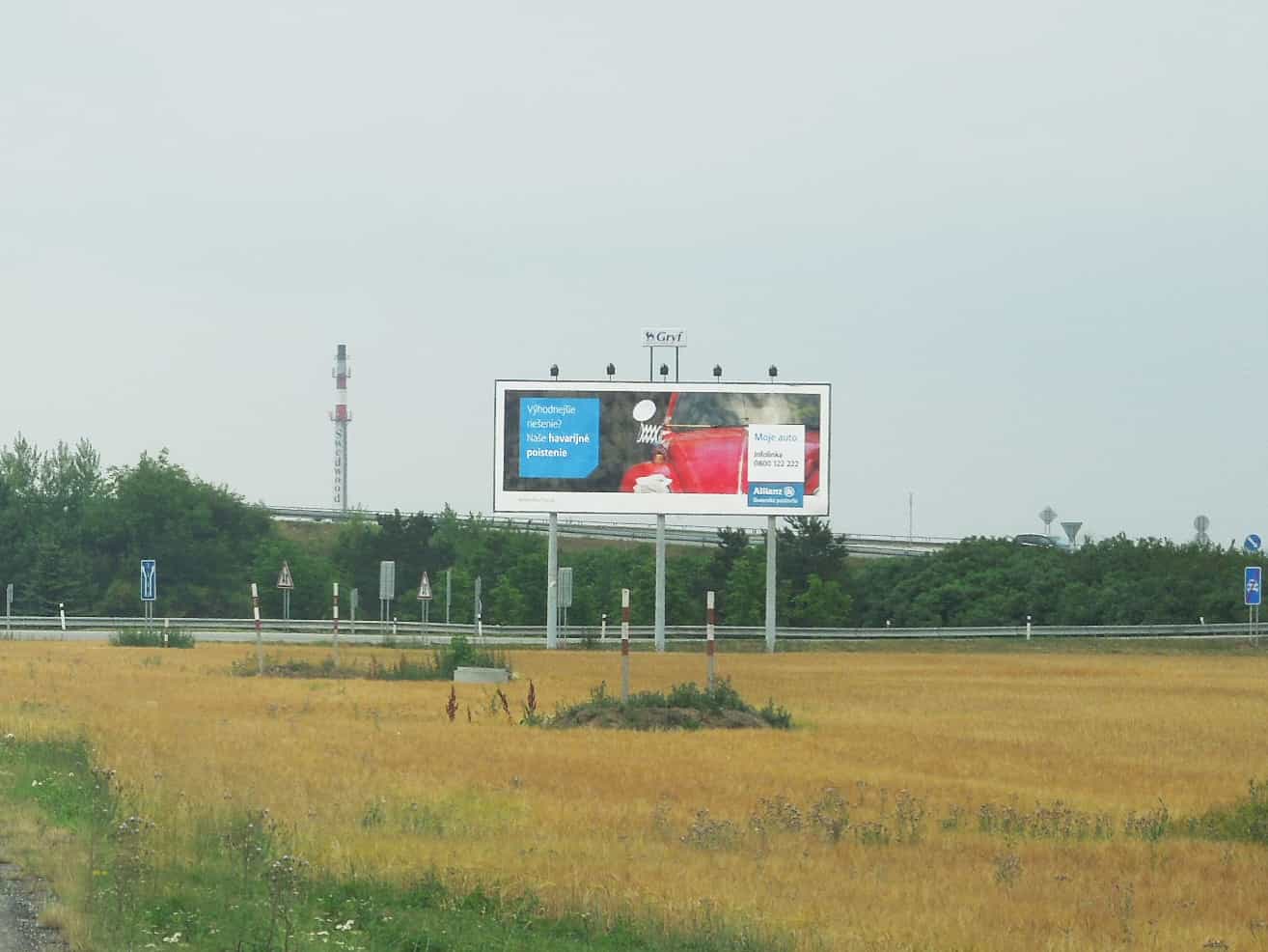 Megaboard umiestnený pri frekventovanej hlavnej ceste.